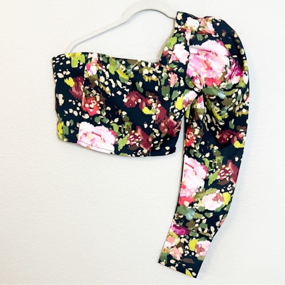 Hazel & Olive‎ Floral Cropped One Shoulder Top